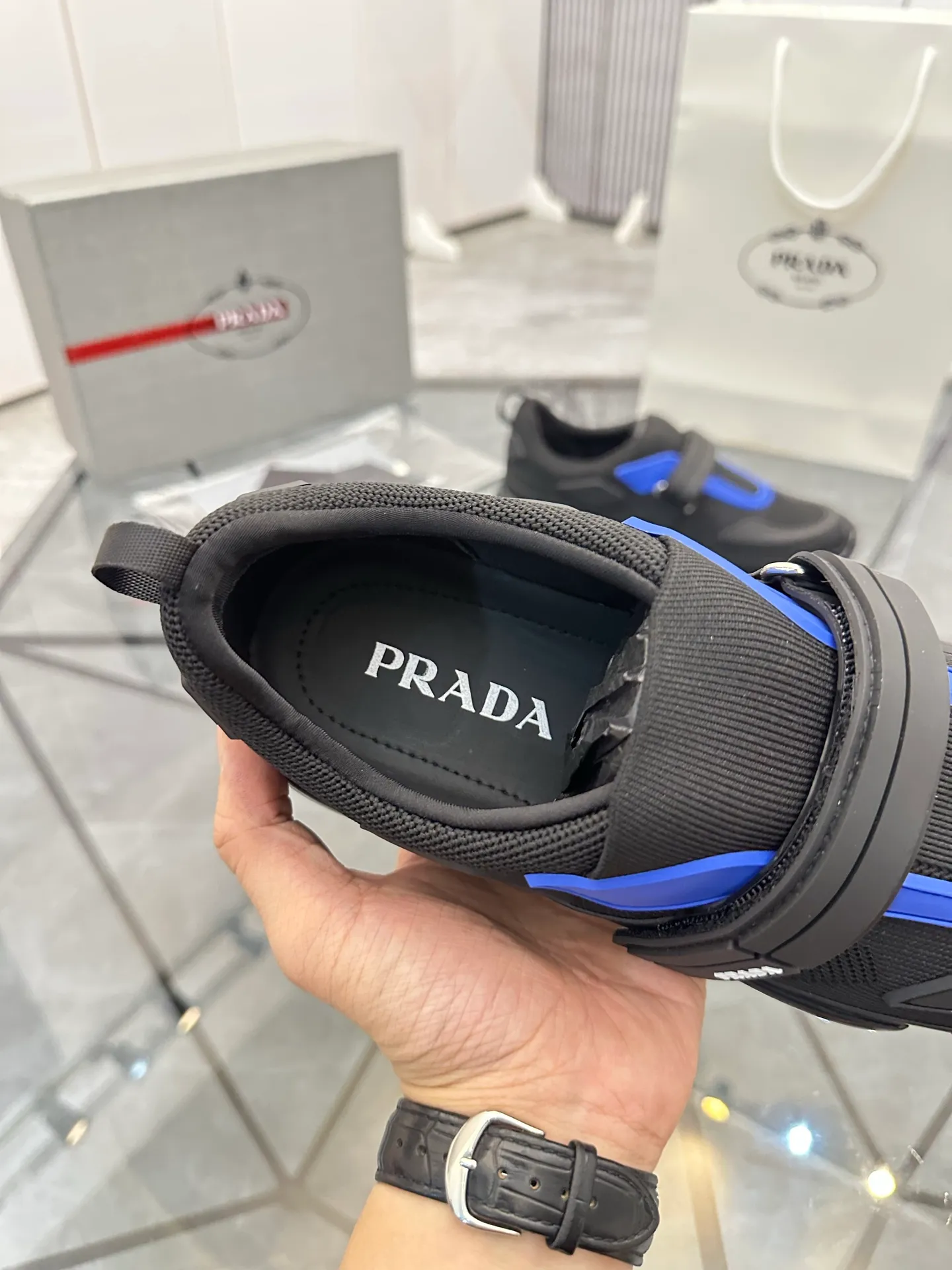 Men's shoes: 💰P520¥ High-end top quality Product trademark: Prada *"Prada*" low-top casual shoes Regular size: 38-45 (can be customized to 46) One size larger Product materials: imported breathable fly weave upper, professional glue-making process, breathable lining, cowhide foot pads, original outsole. No.: 001